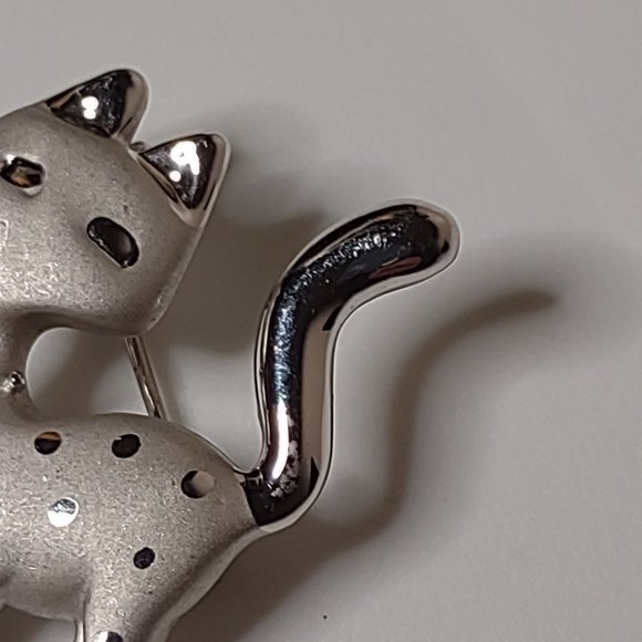 Silver Tone Metal Spotted Cat Brooch - Picture 8 of 11